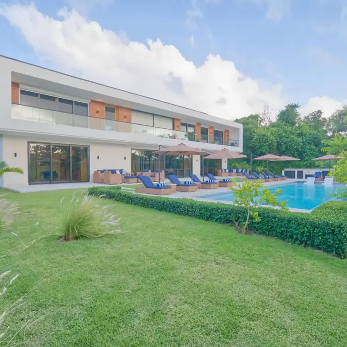 Modern Villa With Full Service Staff Close to Beach and Golf