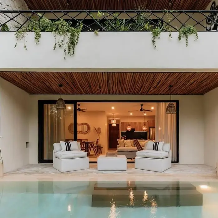 Itza Jungle Queen Swim Up with Beach Club Access