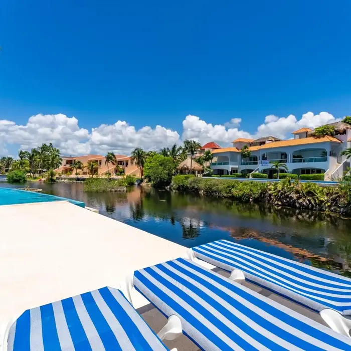 Lagoonfront Apartment with Pool and Beach Access
