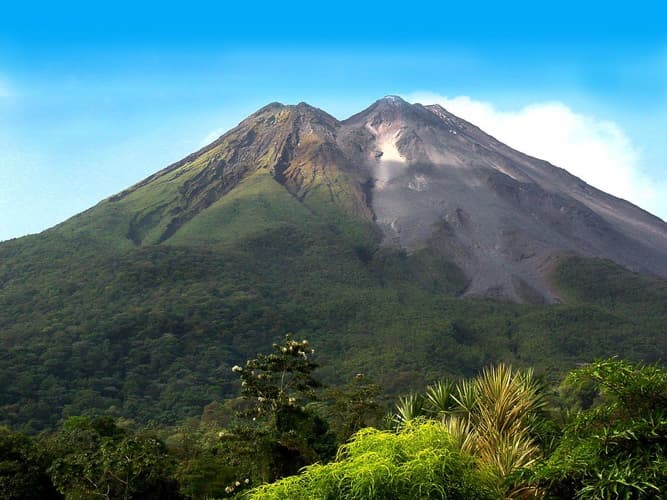 Image - Volcanoes and Cultural Treasures, French-speaking guide