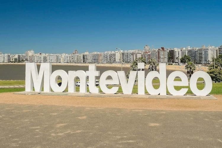 Imagen - TRANSPORTE BUENOS AIRES - MONTEVIDEO - MENOR DE 2A