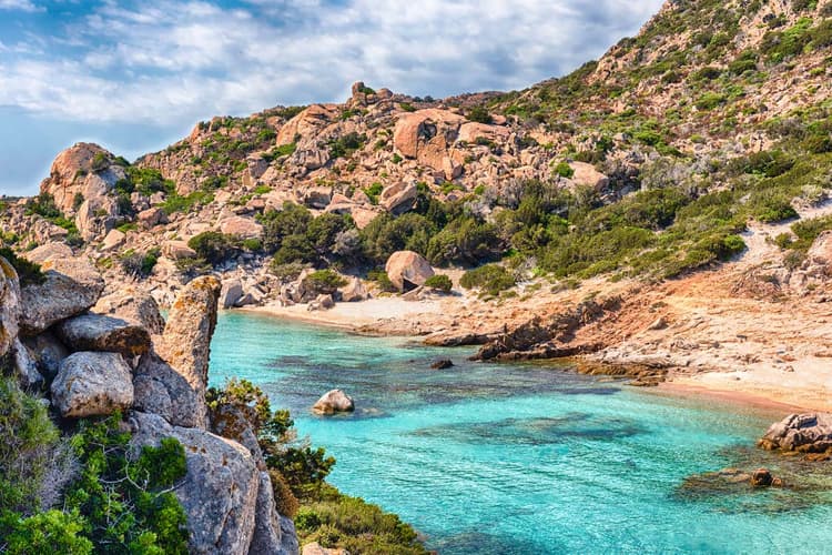Immagine - 50 sfumature di verde smeraldo: vacanza in Gallura