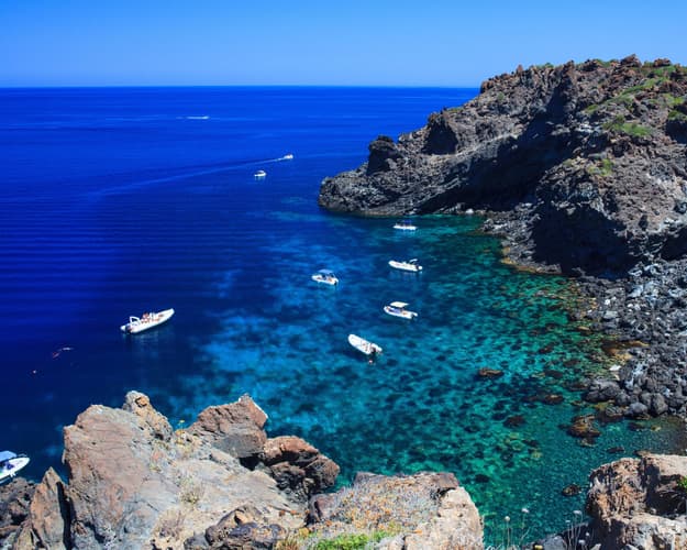 Immagine - Pantelleria: scogliere e calette