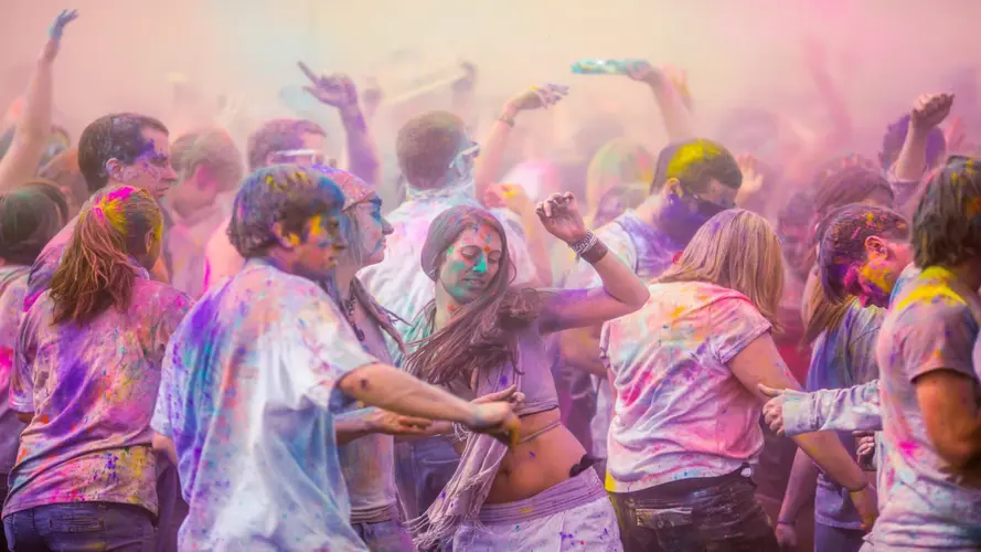Slika - Holi, le tour des couleurs