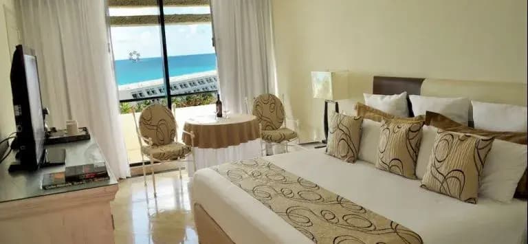 Grand Oasis Cancún & Oasis Cancún Lite & The Pyramid