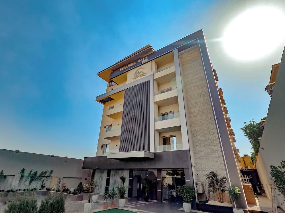 Pyramids Oasis Hotel