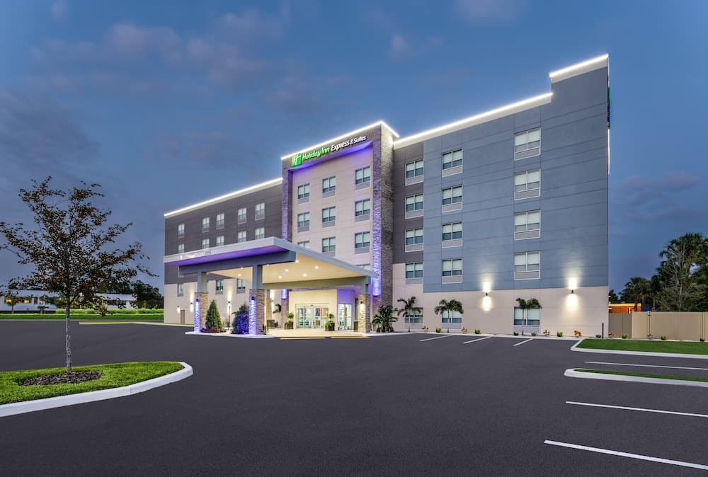 Holiday Inn Express & Suites Tampa Stadium – Airport Area by IHG