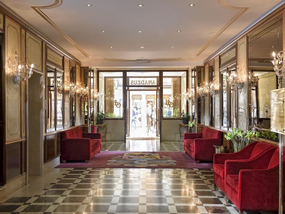 Amadeus Hotel