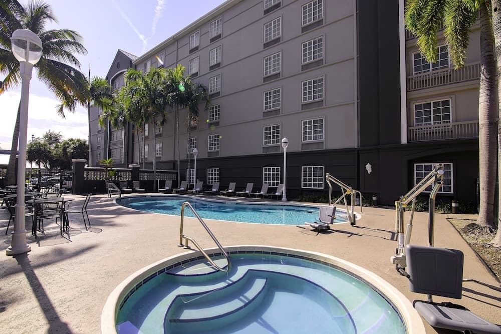 La Quinta Inn & Suites by Wyndham Miami Airport West