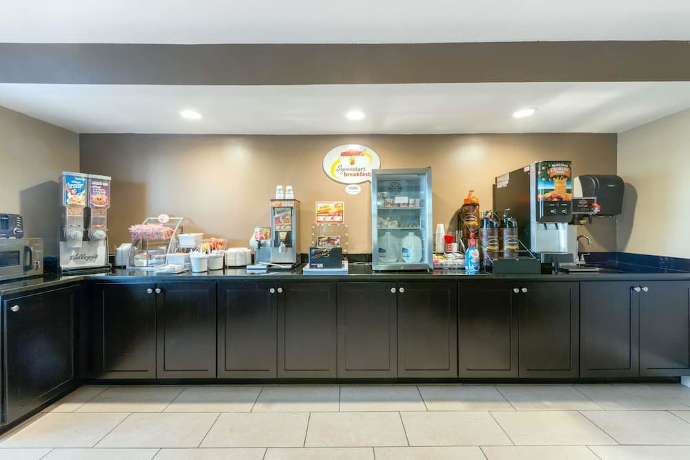 Super 8 by Wyndham Springfield East