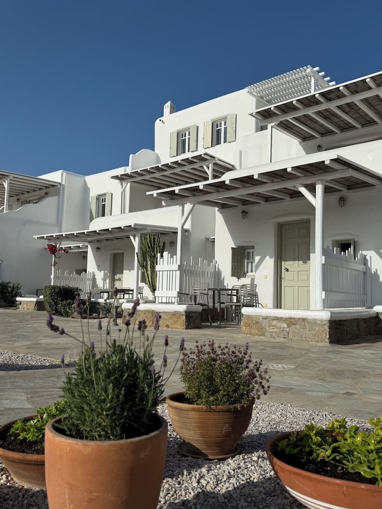 Yakinthos Residence