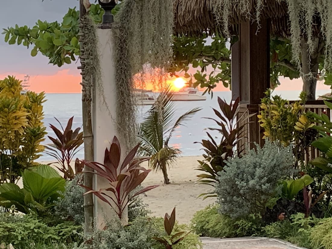 2-bedroom Apt - Enjoy 7 miles of White Sand Beach! 2 Apts by RedAwning