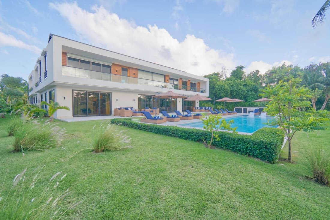 Modern Villa With Full Service Staff Close to Beach and Golf