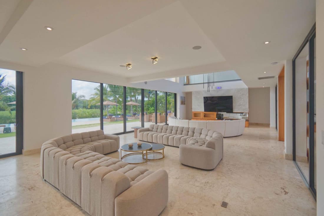 Modern Villa With Full Service Staff Close to Beach and Golf