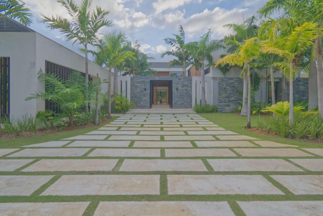 Modern Villa With Full Service Staff Close to Beach and Golf
