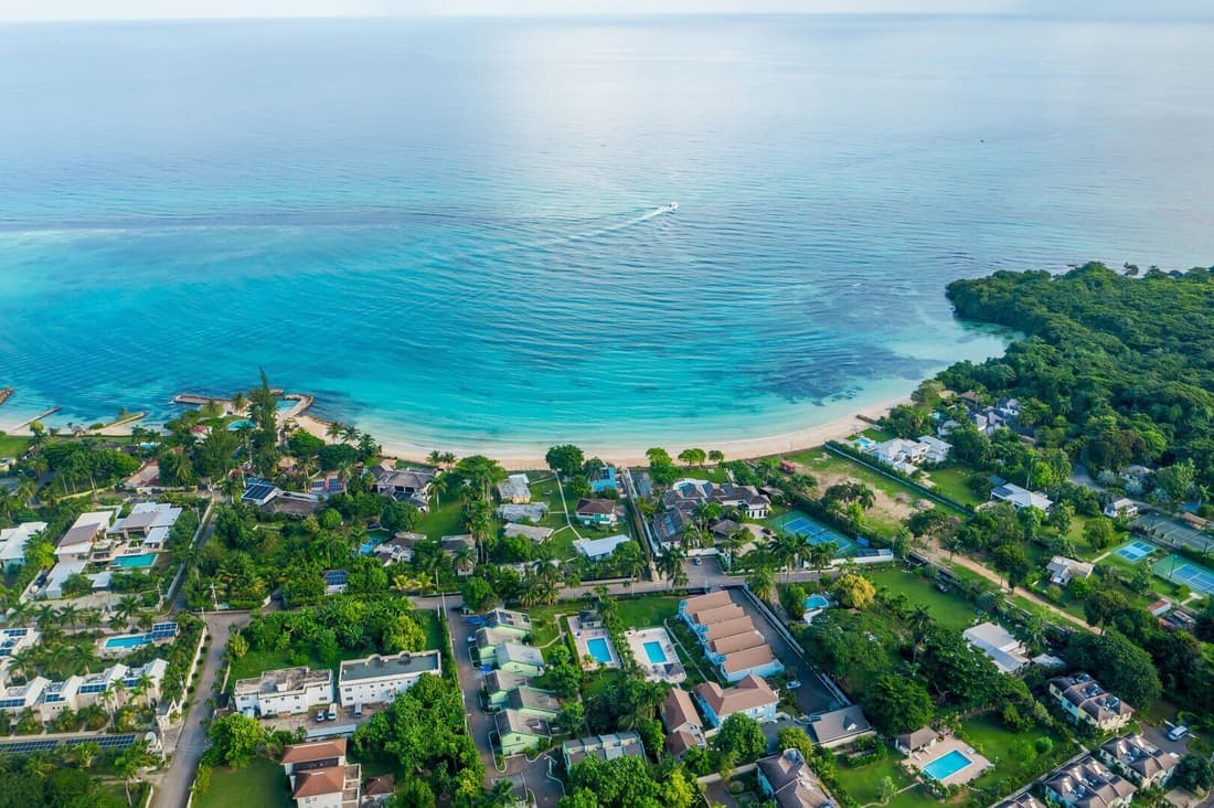 Silver Palms Charming 1BR Private Beach and Pool