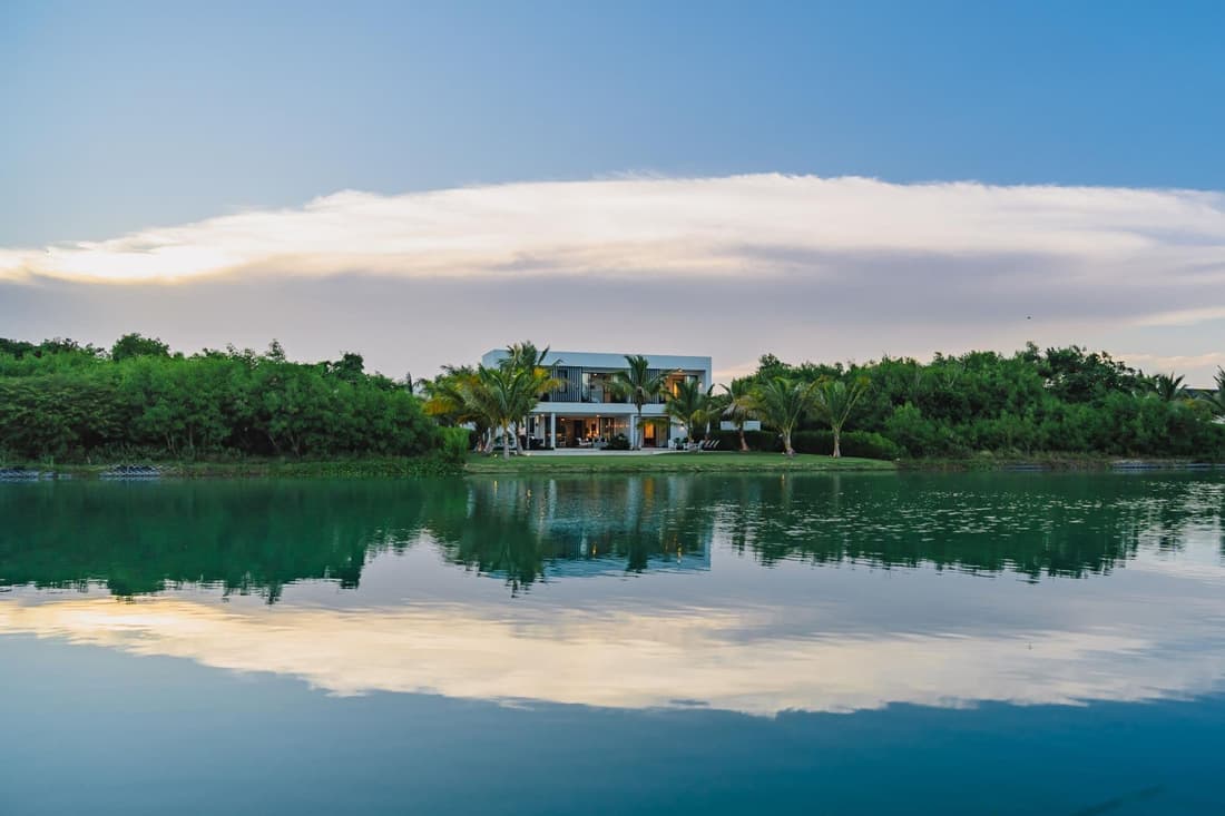 New Lake Front Villa in Golf and Beach Resort