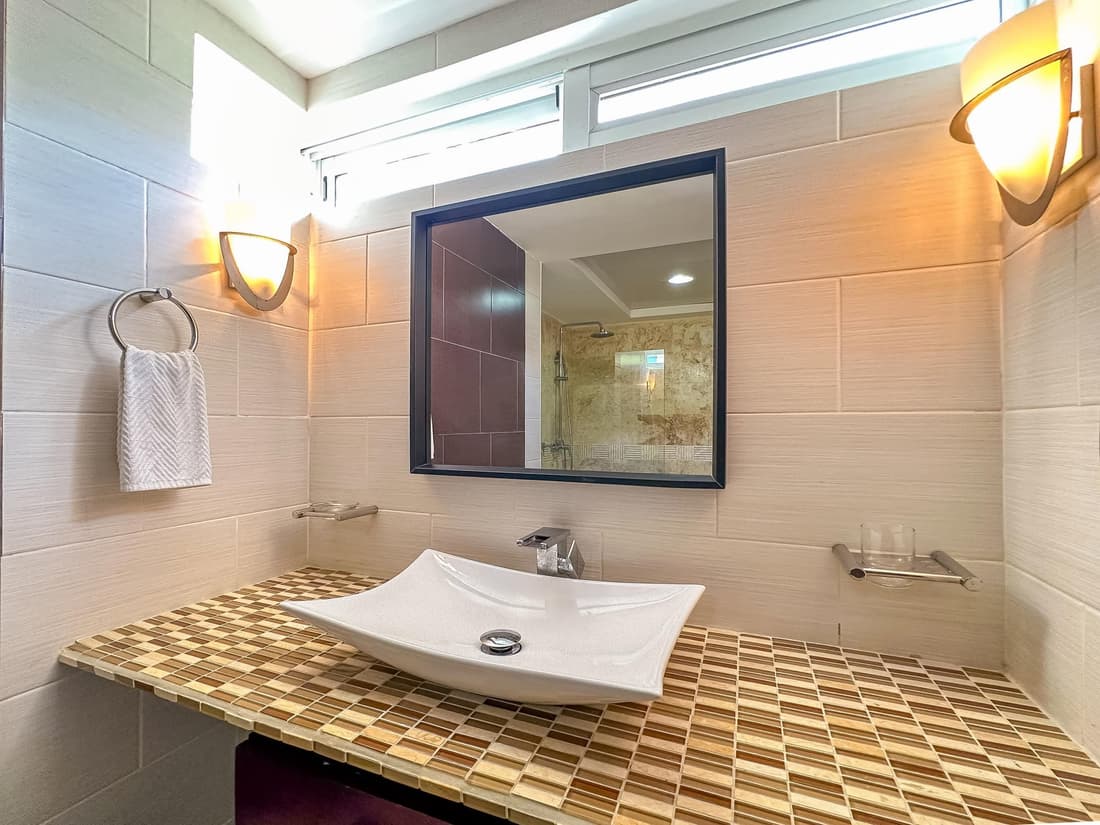 Incredible 3 BR Penthouse w BBQ Jacuzzi