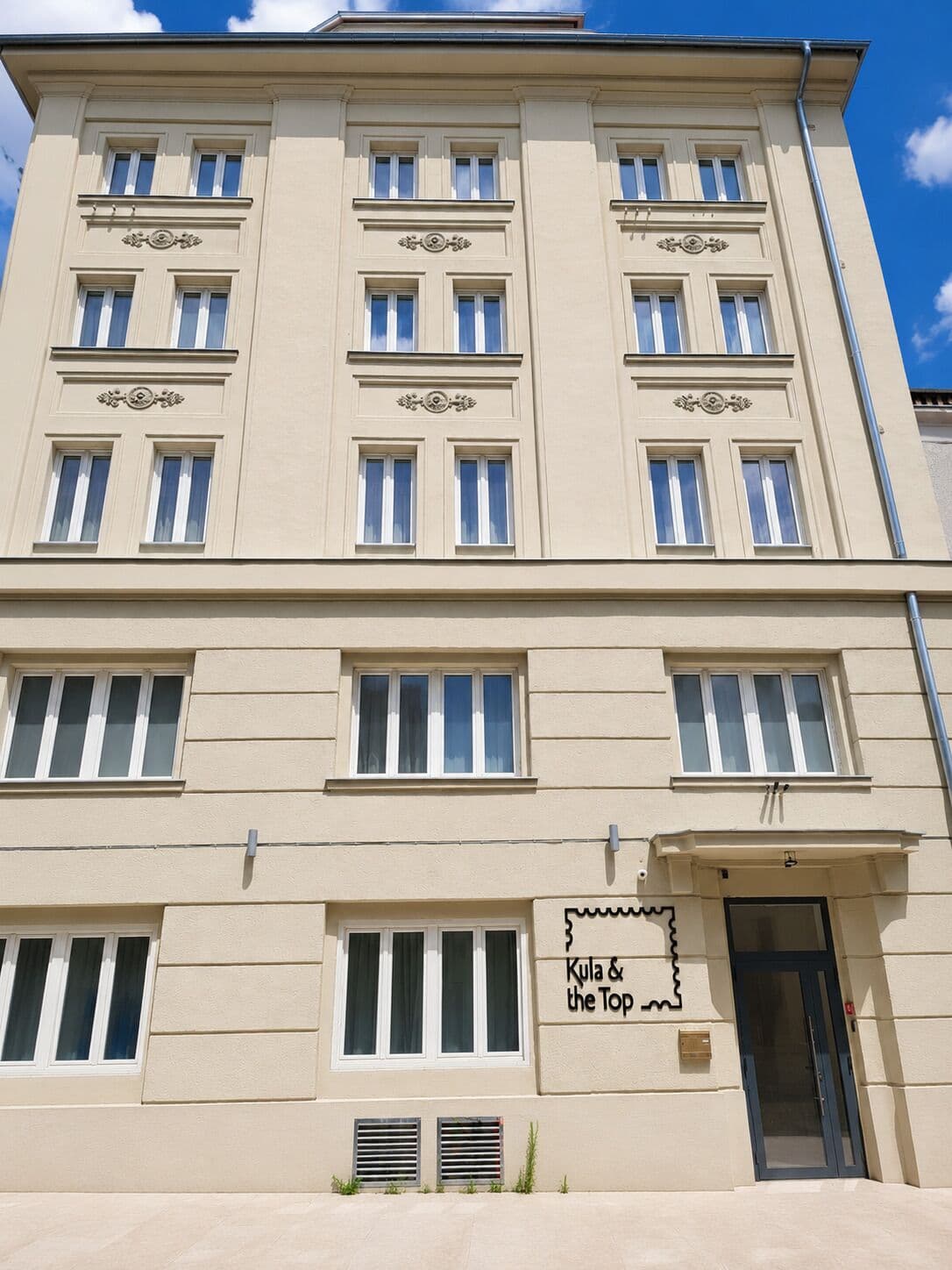 Kula & the Top Apartments