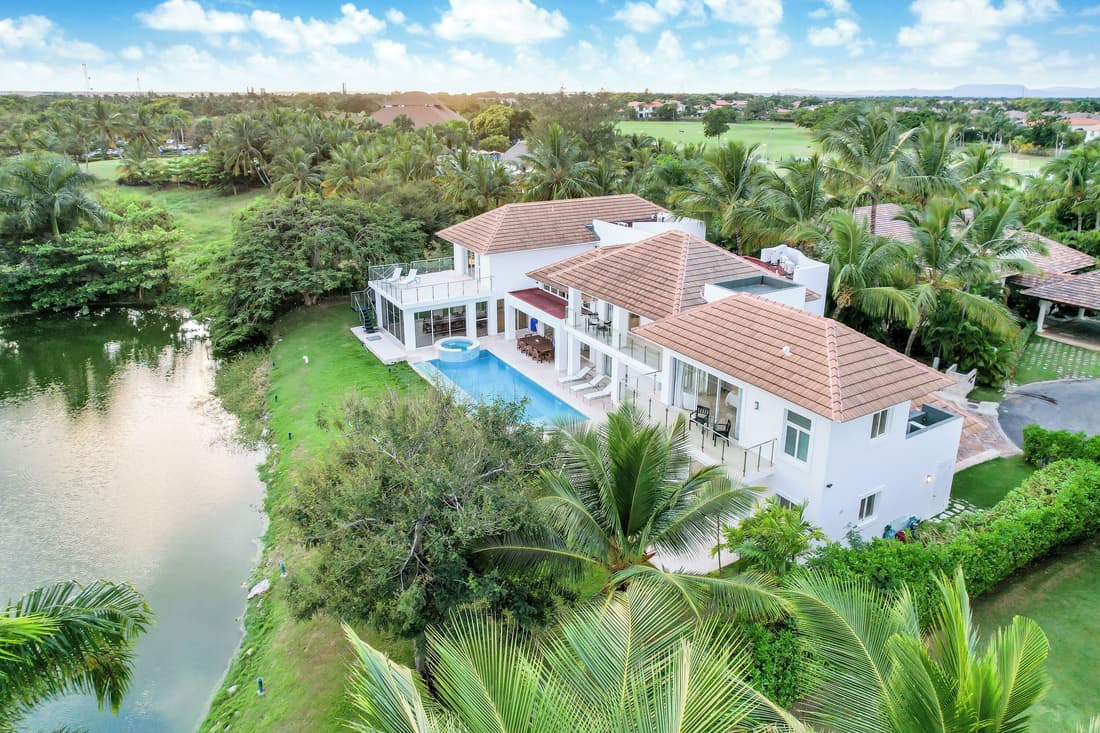 Two Luxury Villas in Cocotal for Large Groups – With Jacuzzi, Pools, Gym