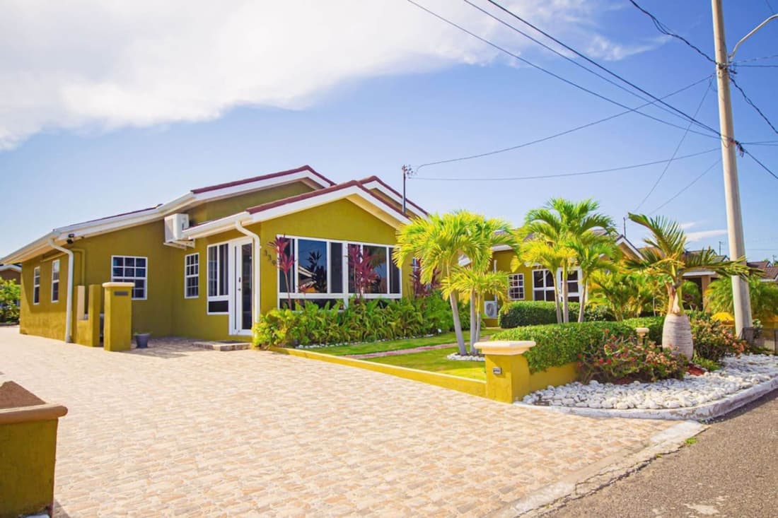Adorable Beach House in Drax Hall Gated Pool Gym