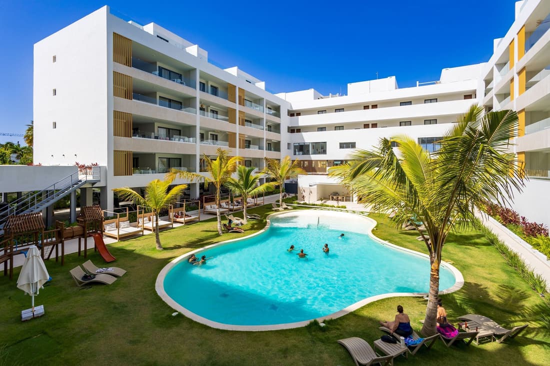Chic 2BR Stay w Terrace Picuzzi 5 Min to Beach