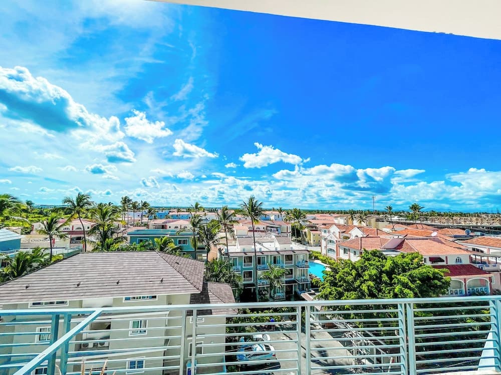 Ducassi Suites Rooftop Pool Beach Club & Spa