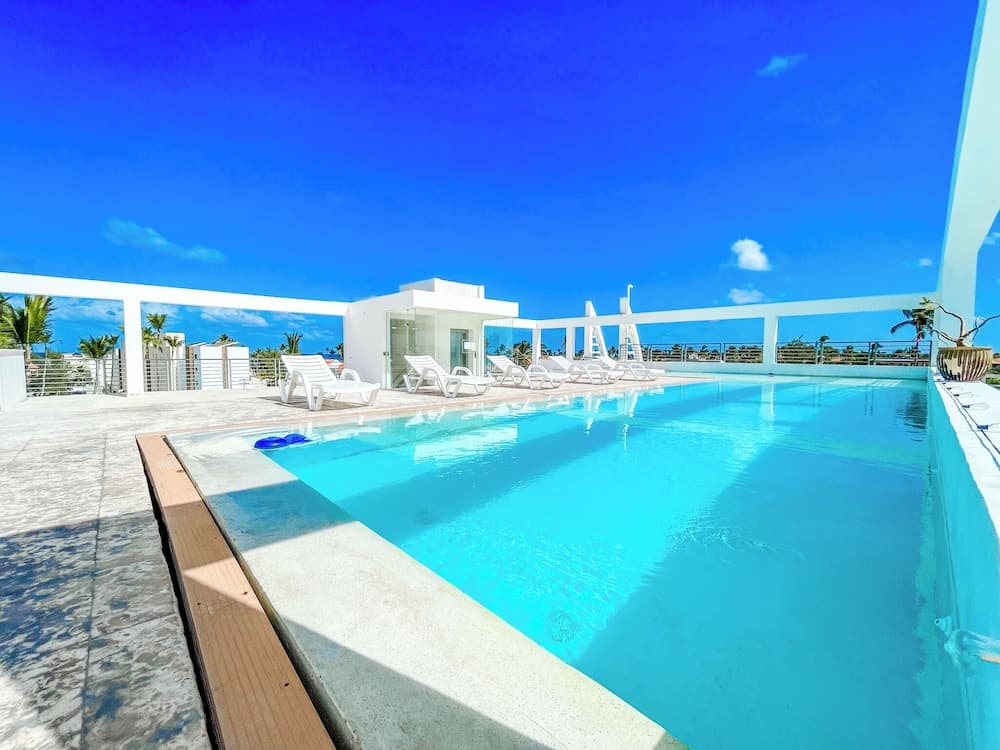 Ducassi Suites Rooftop Pool Beach Club & Spa