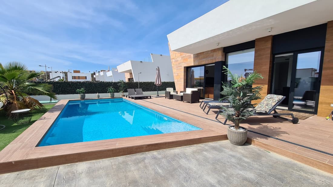 Luxury Villa for 6 Guests With Terrace