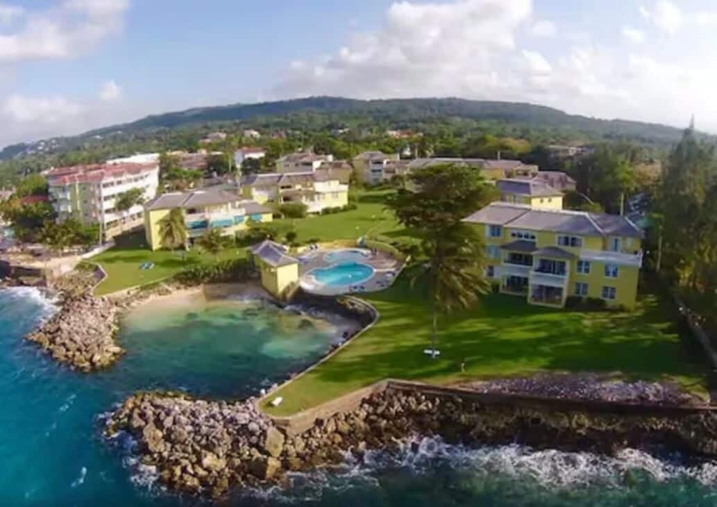3 Bedroom Beachfront Cozy House
