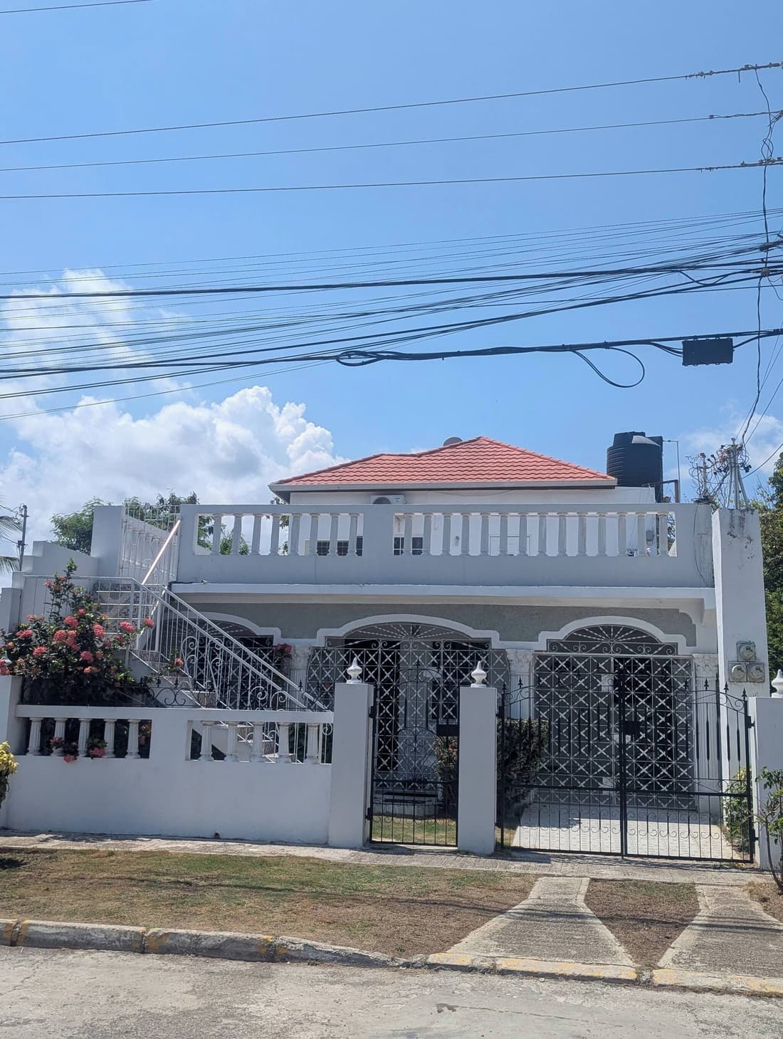 2 Bedroom Upstairs Large Flat in Portmore Pines