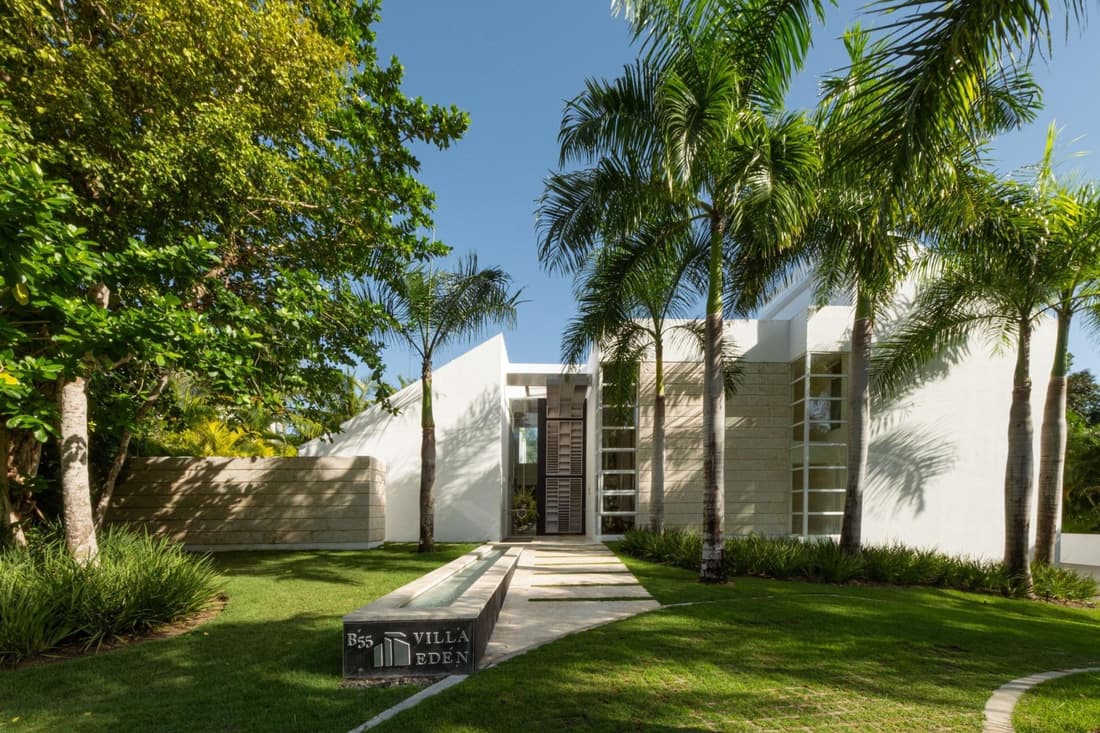 Modern Luxury With Outdoor Movie Theater and Chef Service