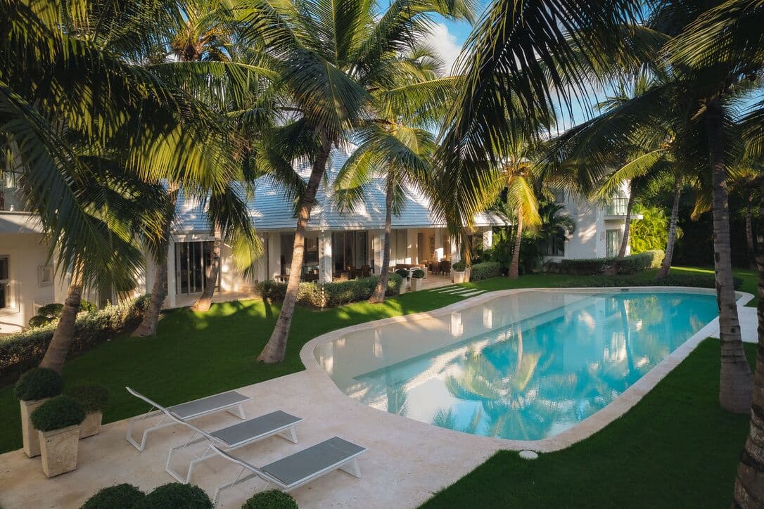 8 BDR Villa Walking Distance From Private Beach With Service Staff