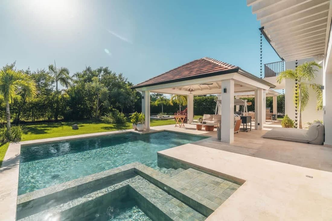 Incredible 3br Bungallow With Patio and Pool