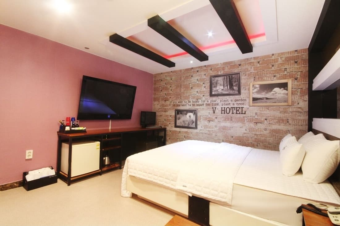 V Hotel