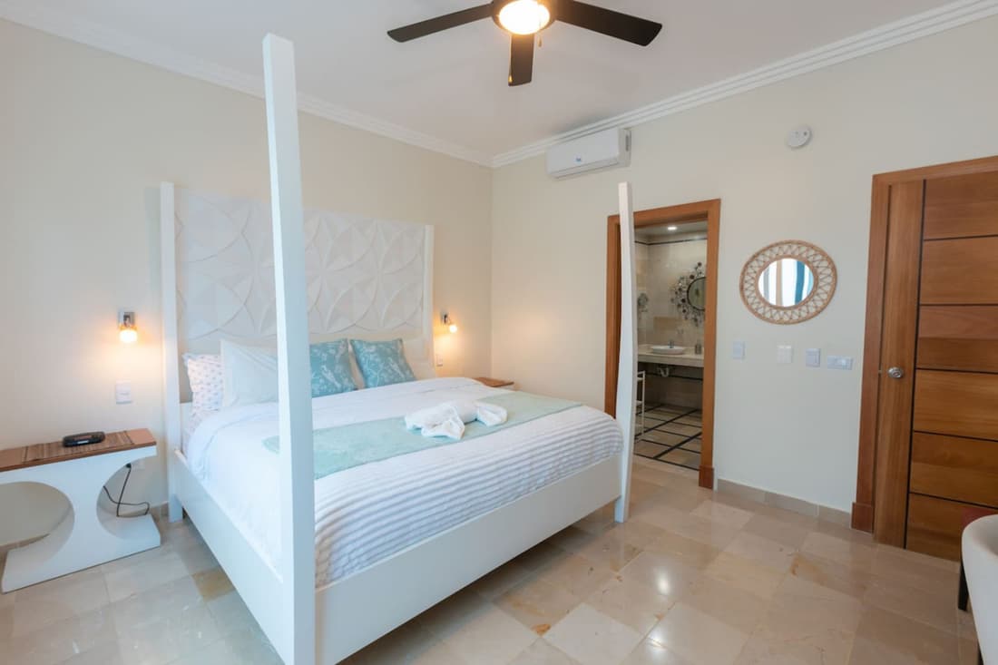 Beachfront Condo 2 Pools Private Beach 8 Guest