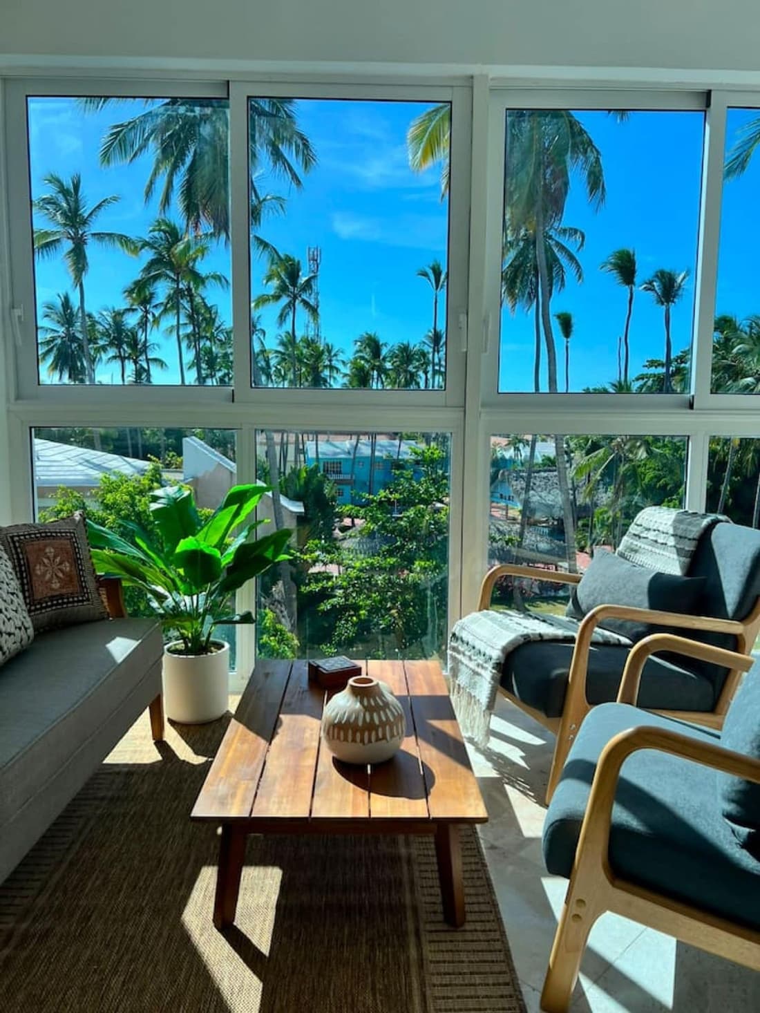 Beachfront Penthouse w Rooftop Pools Views
