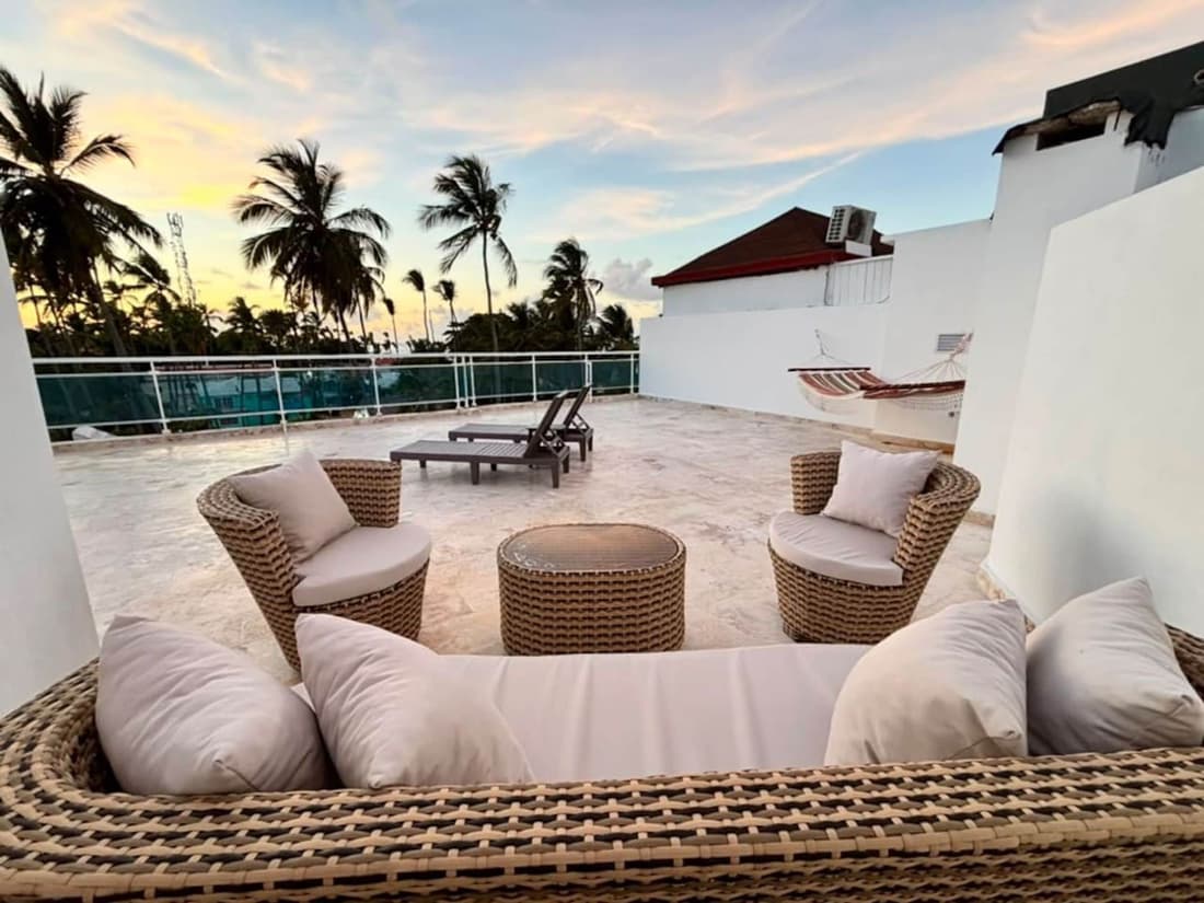 Beachfront Penthouse w Rooftop Pools Views
