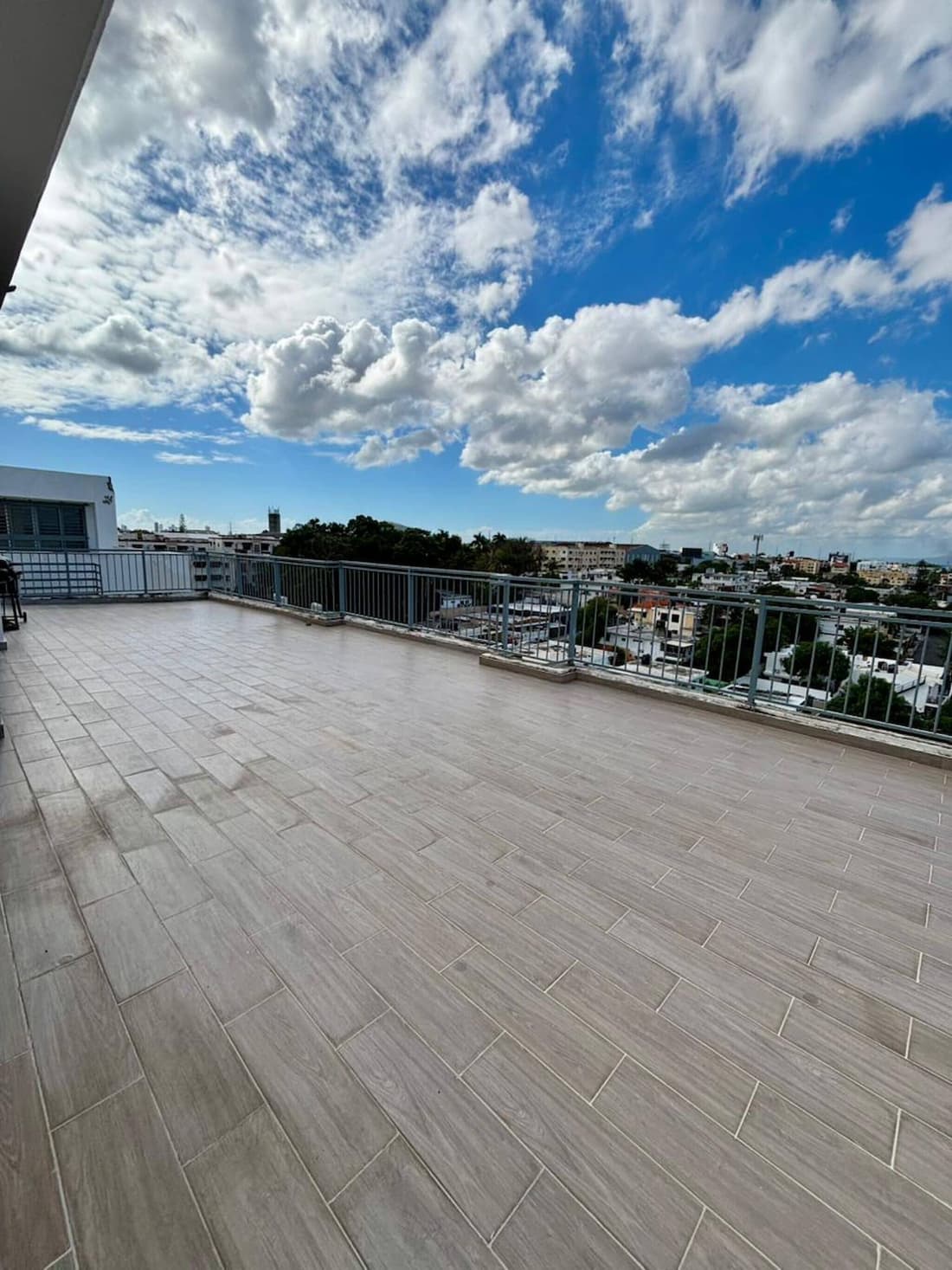 Modern 2BR Apartment Near Agora Mall