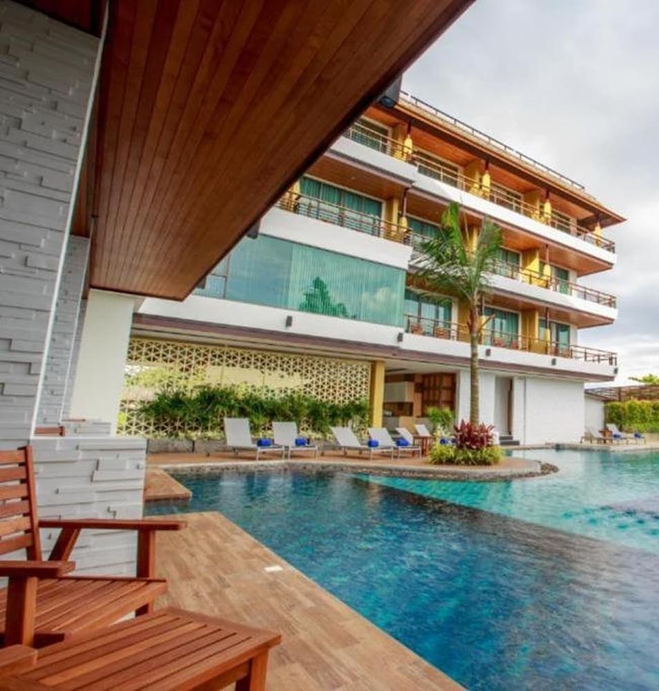 Aqua Resort Phuket - Near Beach and Chalong Pier
