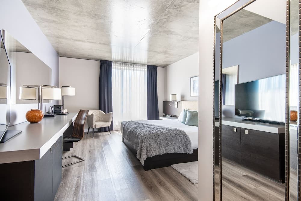 HOTEL 10