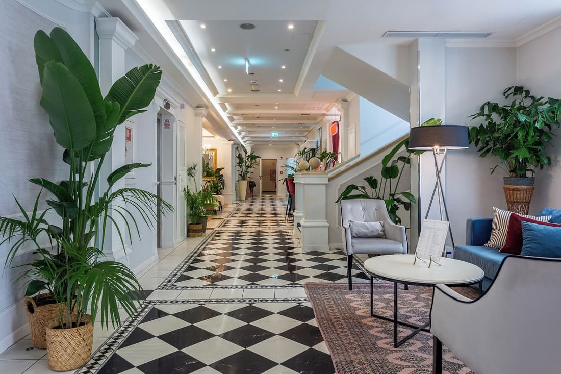 Queen's Court Hotel & Residence