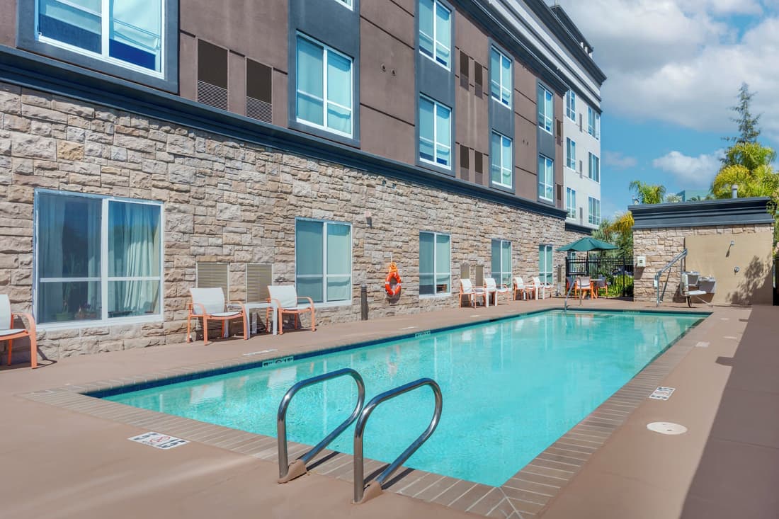 Holiday Inn & Suites Oakland Airport by IHG
