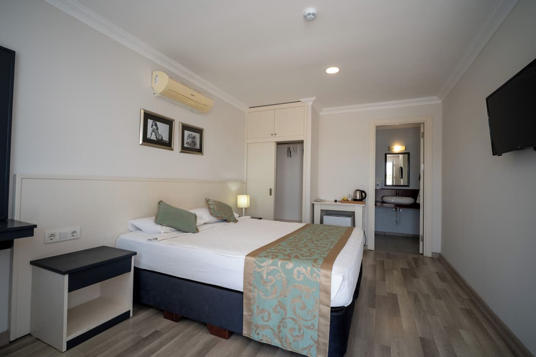 Artemis Hotel