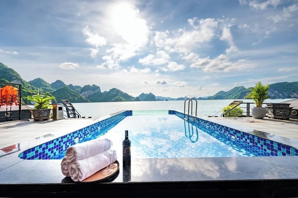 Era Cruise Halong Bay by Venus Group