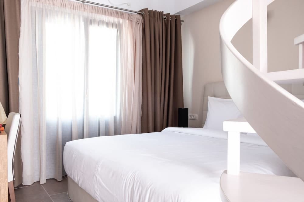 Tristhenia Hotel
