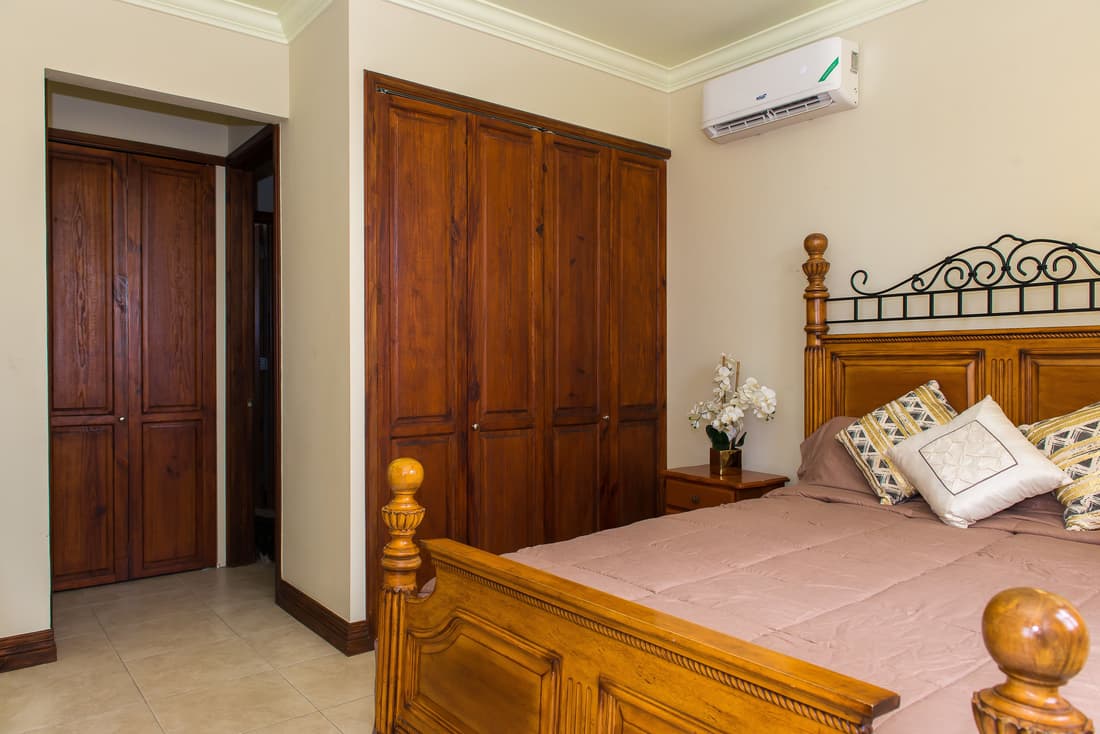 Kinsgton Modern Duplex Apartment with Pool