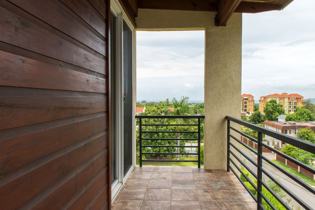 Kinsgton Modern Duplex Apartment with Pool