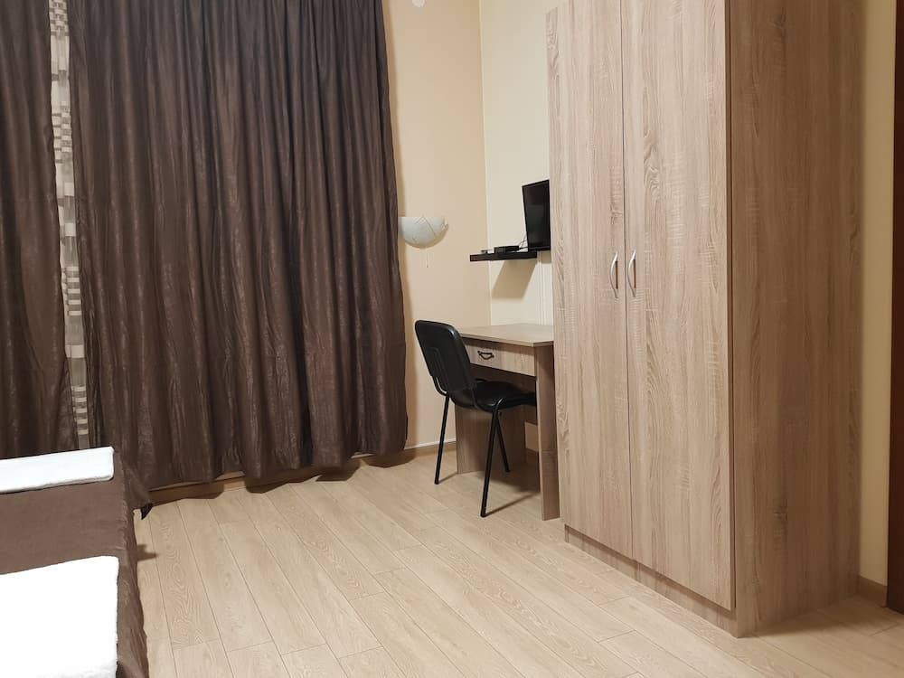 Twain Apart & Rooms