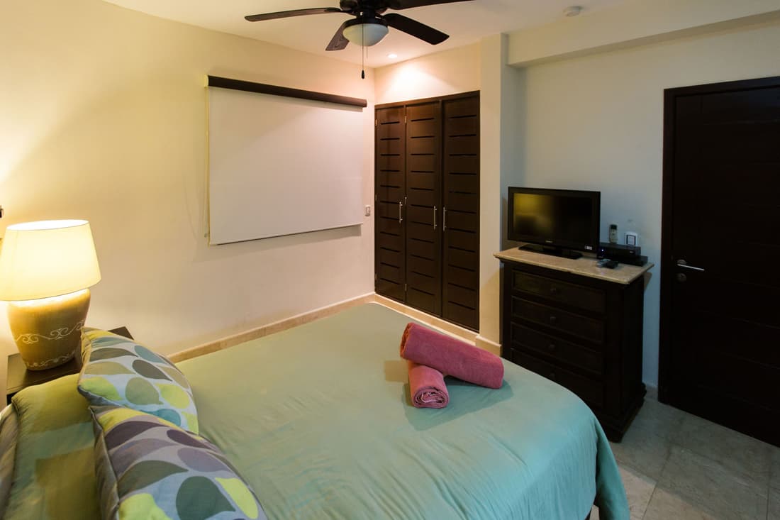 Large ground-floor a 2-bedroom condo with a balcony at ELFARO by DPM